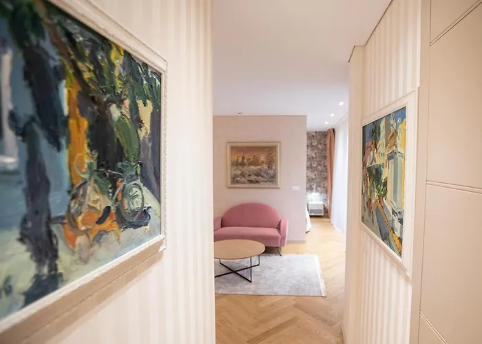 Seven Luxury * 티라나