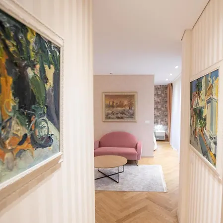 Seven Luxury * تيرانا