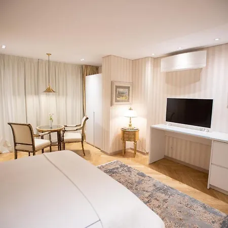 Seven Luxury تيرانا